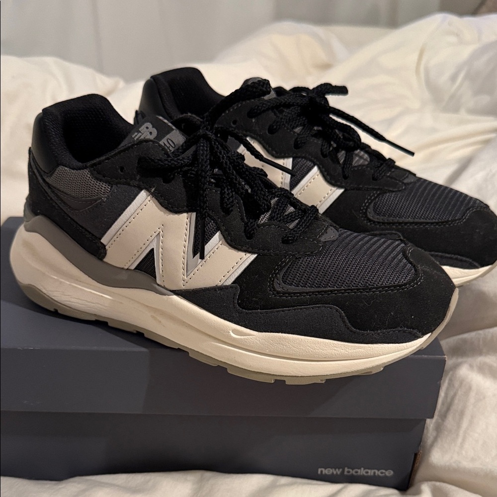 New Balance Men’s Black and Cream Retro Runner Sneakers